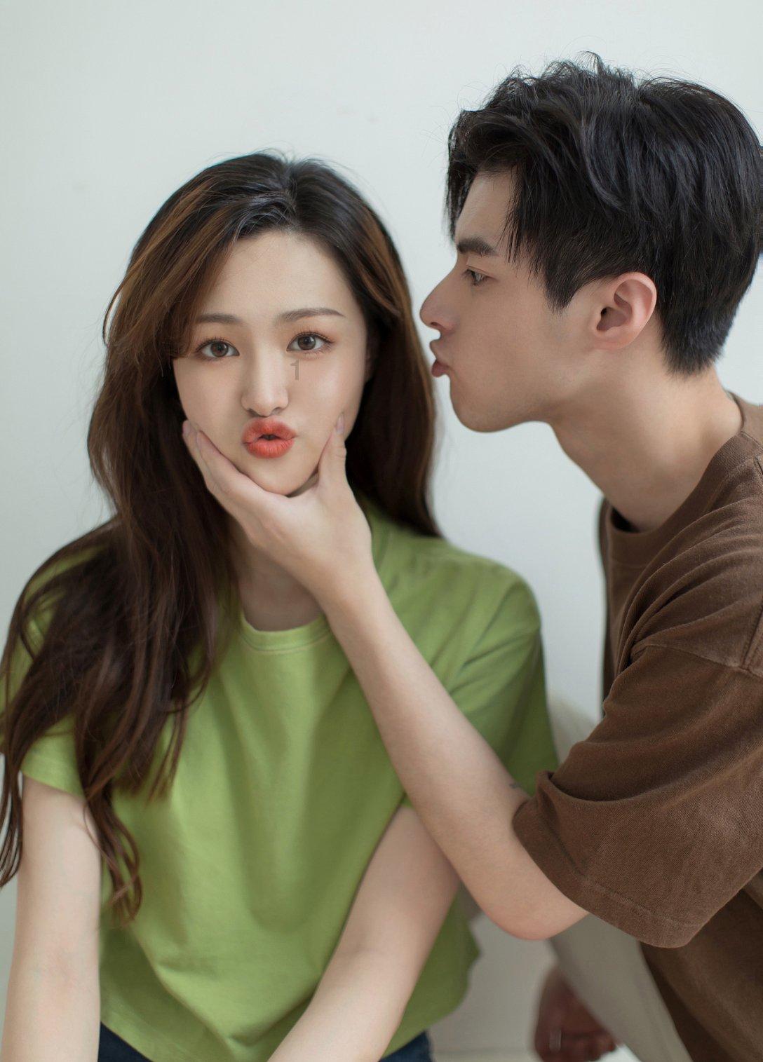 洪欣蔡少芬带娃出游,两大美女携手共度欢乐时光